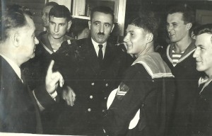 Адмирал Новковић са питомцима 18. класе Војнопоморске академије